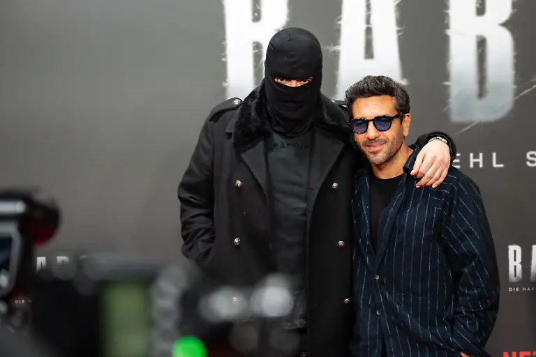 Haftbefehl-buergerlich-Aykut-Anhan-l-und-Elyas-M-Barek-kommen-zu-einer-Sonderauffuehrung-der-Dokumentation-Babo-Die-Haftbefehl-Story-in-der-Astor-Film-Lounge