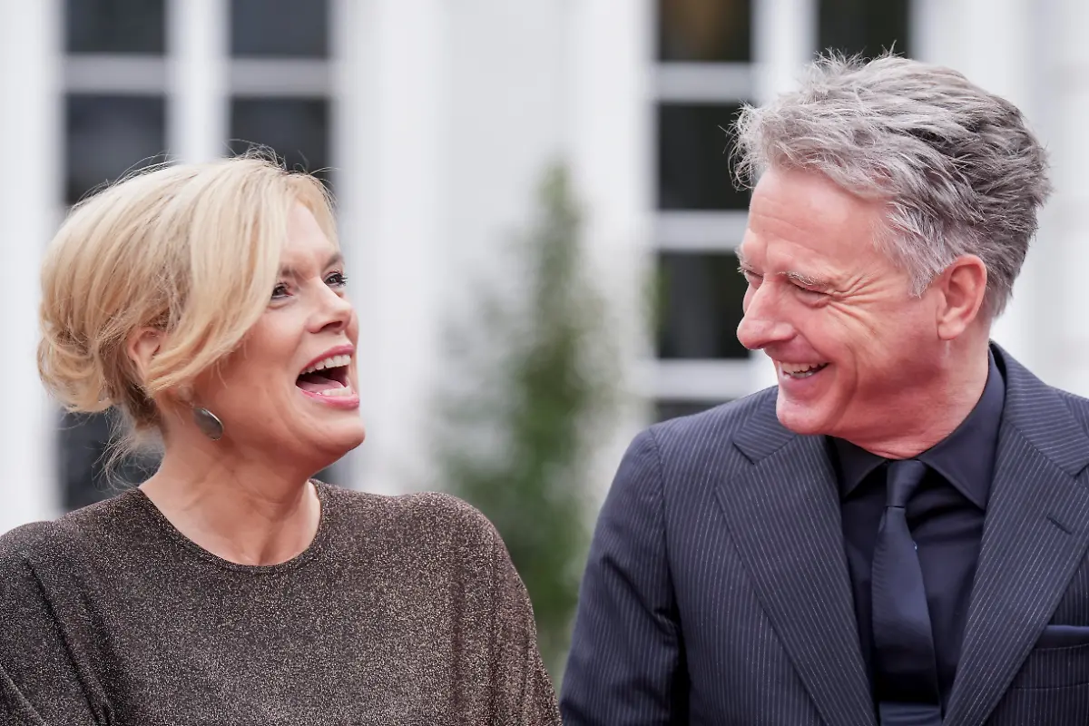 Bundestagspraesidentin-Julia-Kloeckner-lacht-gemeinsam-mit-ihrem-Freund-dem-Moderator-Joerg-Pilawa-bei-den-Feierlichkeiten-zum-Tag-der-Deutschen-Einheit-2025-in-Saarbruecken-03-10