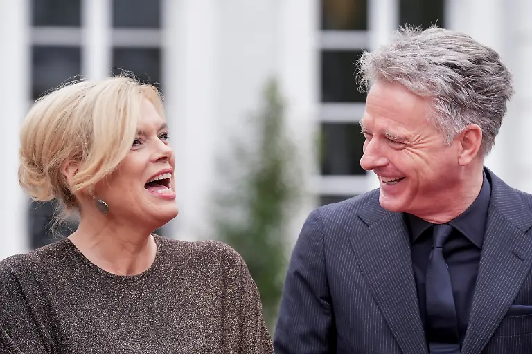 Bundestagspraesidentin-Julia-Kloeckner-lacht-gemeinsam-mit-ihrem-Freund-dem-Moderator-Joerg-Pilawa-bei-den-Feierlichkeiten-zum-Tag-der-Deutschen-Einheit-2025-in-Saarbruecken-03-10