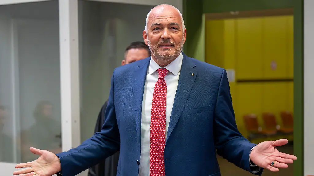 Der-ehemalige-CDU-Bundestagsabgeordnete-Axel-Fischer-aus-dem-Wahlkreis-Karlsruhe-Land-betritt-den-Gerichtssaal-des-Oberlandesgerichts-Ob-Fischer-verhandlungsunfaehig-ist-soll-nun-ein-Sachverstaendiger-klaeren