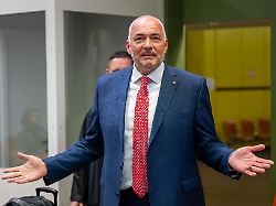 Gericht erlässt Haftbefehl: Ex-CDU-Politiker nach Aserbaidschan-Affäre in Klinik festgenommen