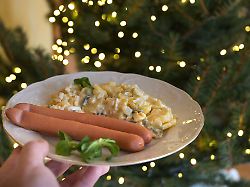 Kartoffelsalat und Würstchen: Deutschlands beliebtestes Festessen ist günstiger geworden