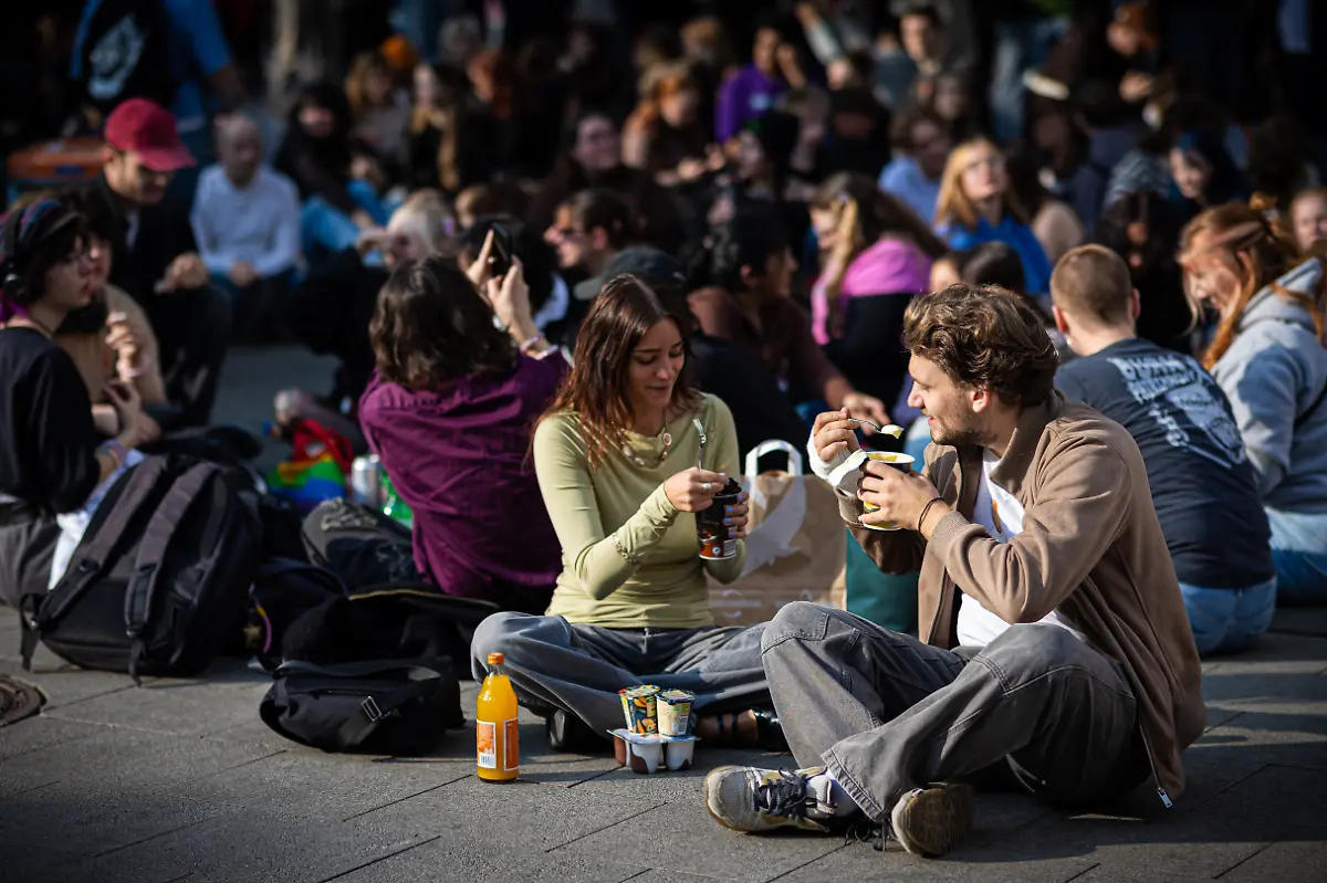 ARCHIV-28-09-2025-Niedersachsen-Hannover-Zahlreiche-Menschen-treffen-sich-am-Kuechengarten-einem-Platz-in-Hannover-um-Pudding-mit-Gabeln-zu-essen-Bei-der-Aktion-handelt-es-sich-um-einen-Internettrend-In-mehreren-Staedten-treffen-sich-Menschen-um-Pudding-mit-Gabeln-zu-essen