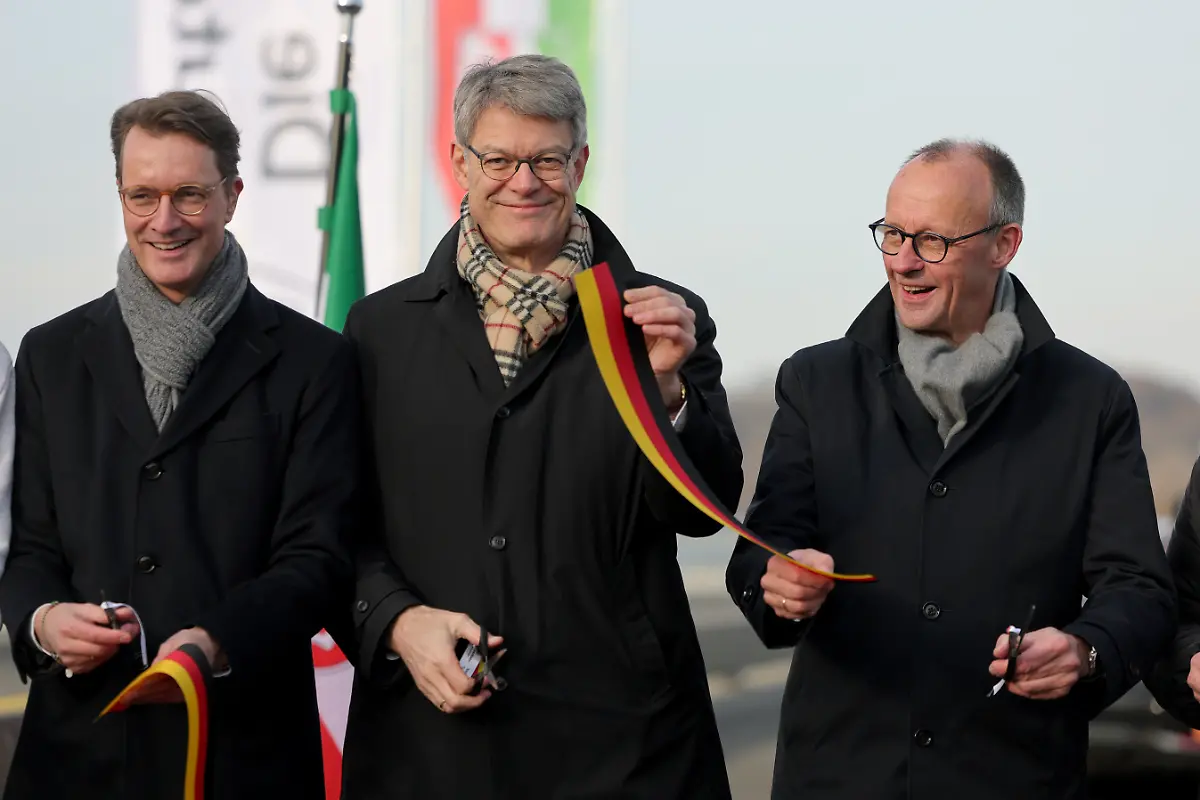 Hendrik-Wuest-l-r-CDU-Ministerpraesident-Nordrhein-Westfalen-Bundesverkehrsminister-Patrick-Schnieder-CDU-und-Bundeskanzler-Friedrich-Merz-CDU-durchschneiden-ein-Band-bei-der-Eroeffnung-der-Rahmedetalbruecke-Fast-vier-Jahren-war-im-Sauerland-die-wichtige-Nord-Sued-Achse-A45-wegen-einer-maroden-Bruecke-unterbrochen-Die-marode-Bruecke-war-Anfang-Dezember-2021-gesperrt-und-spaeter-gesprengt-worden