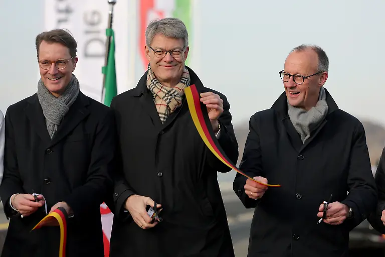 Hendrik-Wuest-l-r-CDU-Ministerpraesident-Nordrhein-Westfalen-Bundesverkehrsminister-Patrick-Schnieder-CDU-und-Bundeskanzler-Friedrich-Merz-CDU-durchschneiden-ein-Band-bei-der-Eroeffnung-der-Rahmedetalbruecke-Fast-vier-Jahren-war-im-Sauerland-die-wichtige-Nord-Sued-Achse-A45-wegen-einer-maroden-Bruecke-unterbrochen-Die-marode-Bruecke-war-Anfang-Dezember-2021-gesperrt-und-spaeter-gesprengt-worden