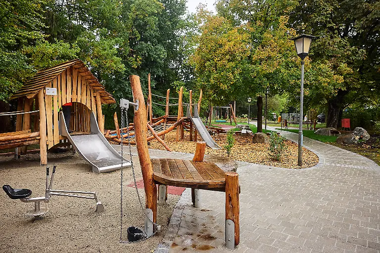 Inklusionsspielplatz-Spielplatz-Schlierseeweg-Geretsried-Stein