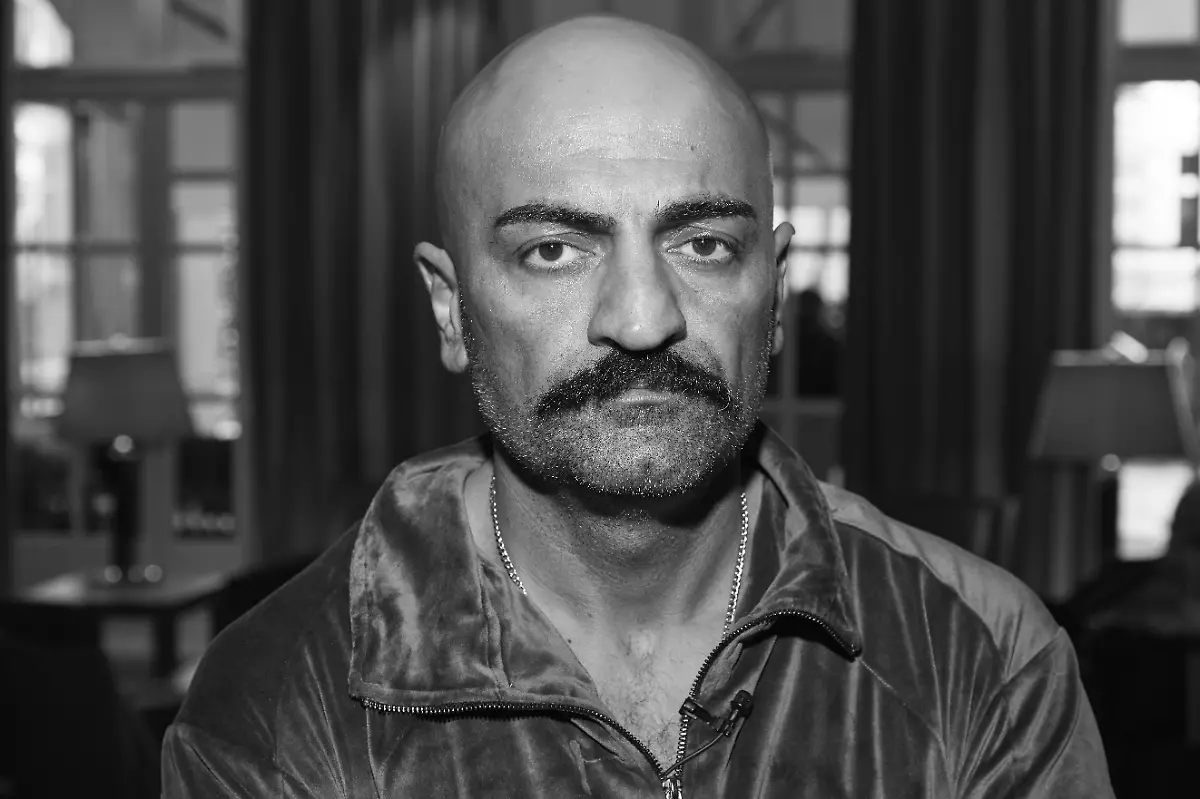 Giwar-Hajabi-alias-Xatar-steht-im-Foyer-eines-Hotels-Hajabis-Film-Rheingold-wurde-im-Rahmen-des-30-Filmfests-Hamburg-im-Cinemaxx-vorgefuehrt