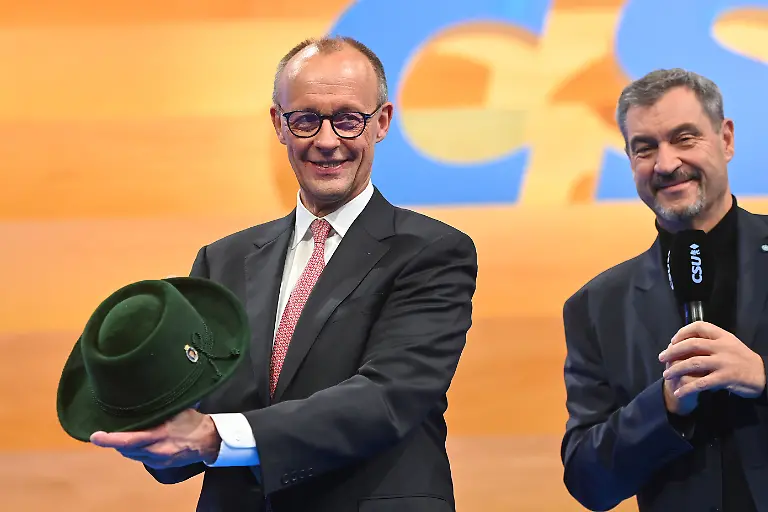 Bundeskanzler-Friedrich-MERZ-CDU-bekommt-von-Markus-SOEDER-Ministerpraesident-Bayern-und-CSU-Vorsitzender-einen-Trachtenhut-geschenkt-CSU-Parteitag-2025-am-12-und-13-12