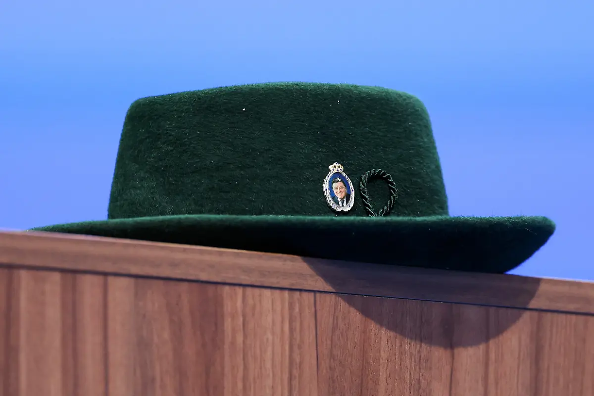 CSU-Parteitag-2025-am-13-12-2025-in-der-Messe-Muenchen-Friedrich-Merz-Bundeskanzler-Parteivorsitzender-Christlich-Demokratische-Union-Deutschlands-CDU-erhaelt-einen-Hut-als-Geschenk-auf-dem-CSU-Parteitag-am-13-12