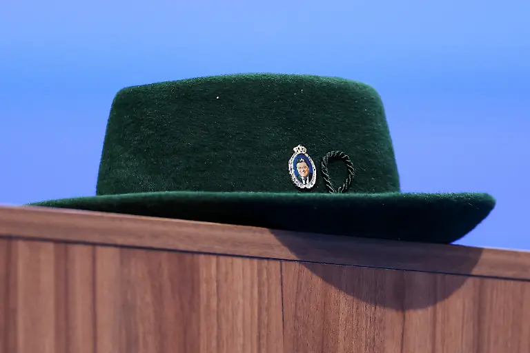 CSU-Parteitag-2025-am-13-12-2025-in-der-Messe-Muenchen-Friedrich-Merz-Bundeskanzler-Parteivorsitzender-Christlich-Demokratische-Union-Deutschlands-CDU-erhaelt-einen-Hut-als-Geschenk-auf-dem-CSU-Parteitag-am-13-12