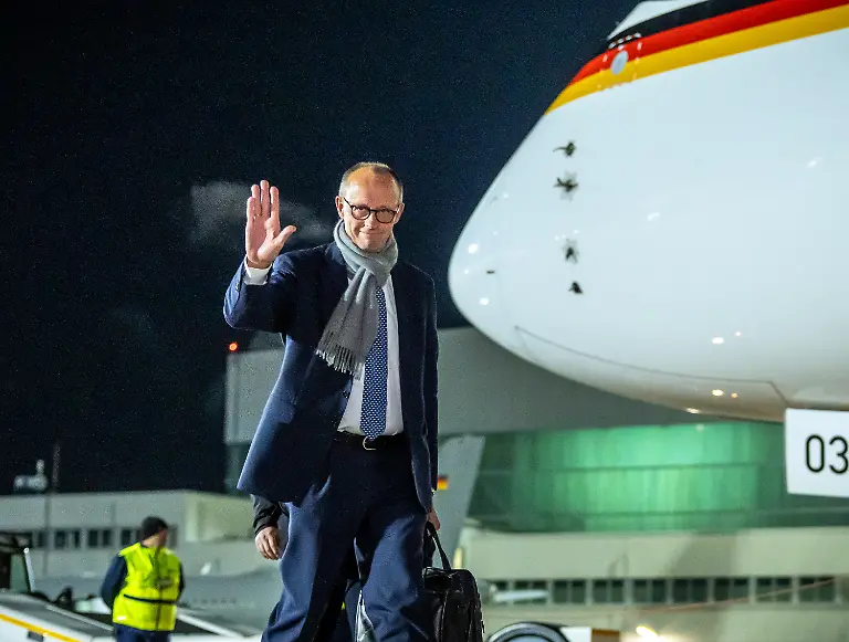 Bundeskanzler-Friedrich-Merz-CDU-steigt-in-ein-Flugzeug-der-Flugbereitschaft-der-Luftwaffe-um-zum-G20-Gipfel-nach-Johannesburg-in-Suedafrika-zu-fliegen-Zum-ersten-Mal-findet-ein-G20-Gipfel-ohne-Trump-Putin-und-Xi-die-drei-maechtigsten-Staatschefs-der-Gruppe-fuehrender-Volkswirtschaften-statt