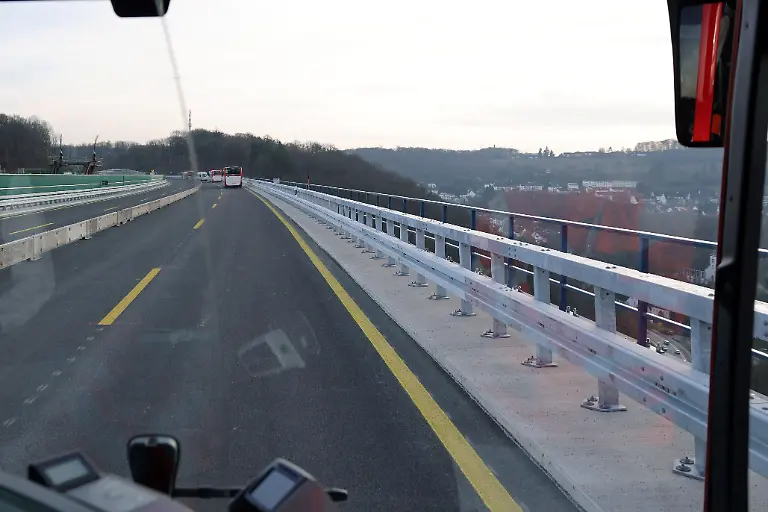 Ein-Bus-mit-Pressevertretern-faehrt-ueber-die-Rahmedetalbruecke-nach-der-Eroeffnung-Fast-vier-Jahren-war-im-Sauerland-die-wichtige-Nord-Sued-Achse-A45-wegen-einer-maroden-Bruecke-unterbrochen-Die-marode-Bruecke-war-Anfang-Dezember-2021-gesperrt-und-spaeter-gesprengt-worden