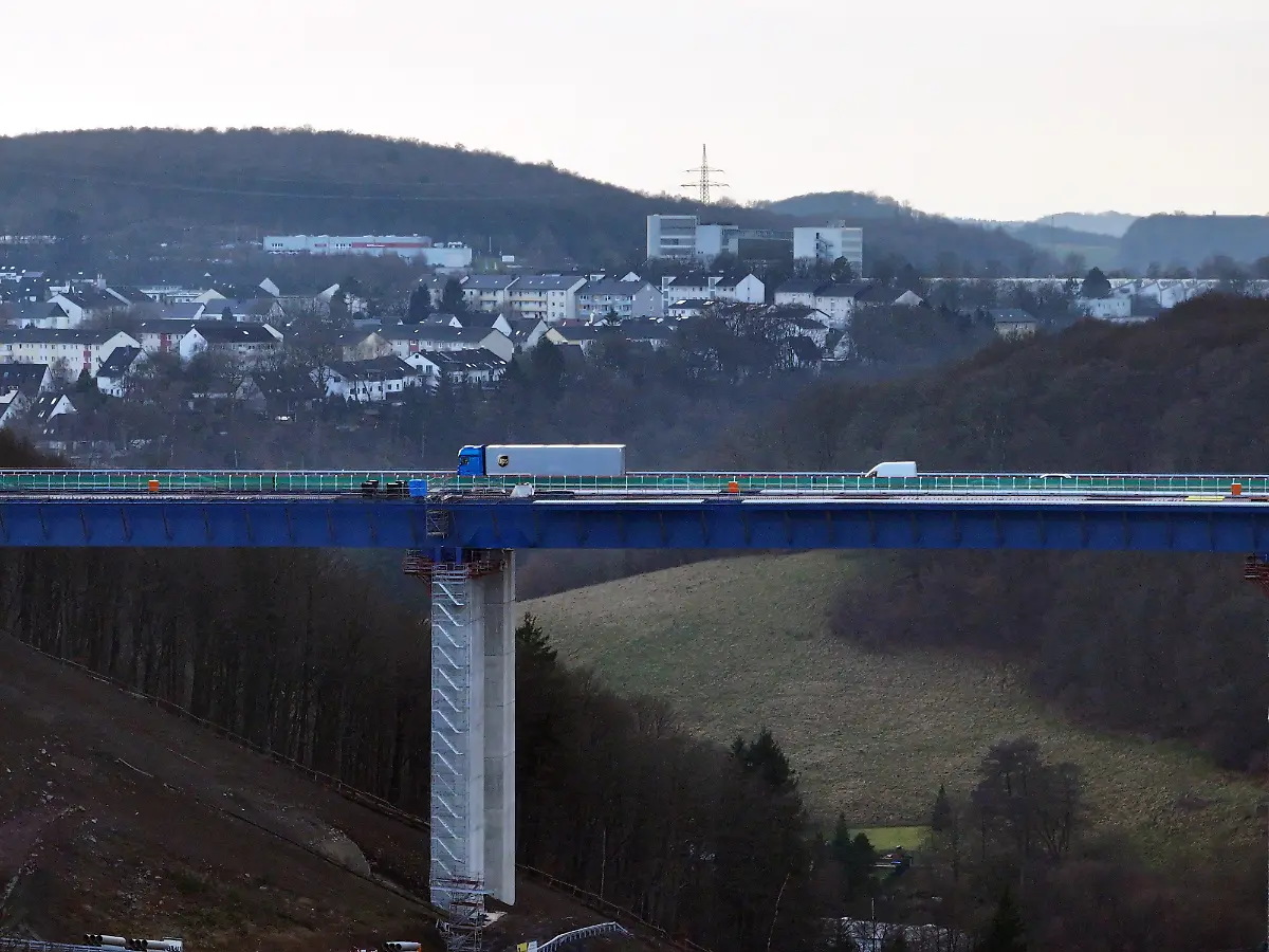 Fahrzeuge-und-LKW-fahren-ueber-die-Rahmedetalbruecke-Luftaufnahme-mit-einer-Drohne-Fast-vier-Jahren-war-im-Sauerland-die-wichtige-Nord-Sued-Achse-A45-wegen-einer-maroden-Bruecke-unterbrochen-Die-marode-Bruecke-war-Anfang-Dezember-2021-gesperrt-und-spaeter-gesprengt-worden