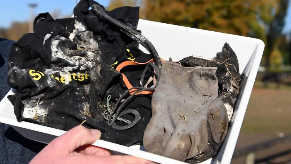 Storchenbetreuer-Eisenbarth-zeigt-Unrat-den-er-in-einem-Storchennest-gefunden-hat