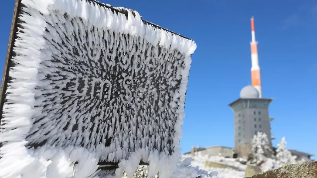Schnee-und-Eis-liegen-auf-dem-Brocken