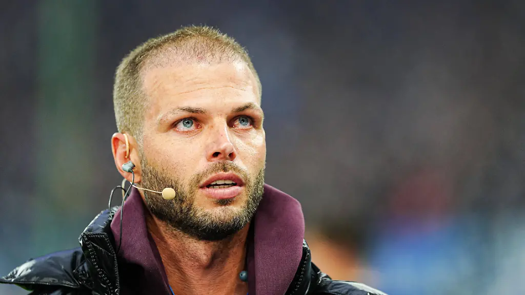 Dennis-Diekmeier-GER-Hamburger-SV-vs-Borussia-Dortmund-Fussball-1-Bundesliga-Spieltag-10-Saison-2025-2026-08-11-2025-DFL-REGULATIONS-PROHIBIT-ANY-USE-OF-PHOTOGRAPHS-AS-IMAGE-SEQUENCES-AND-OR-QUASI-VIDEO-GER-Hamburger-SV-vs-Borussia-Dortmund-Fussball-1-Bundesliga-Spieltag-10-Saison-2025-2026-08-11