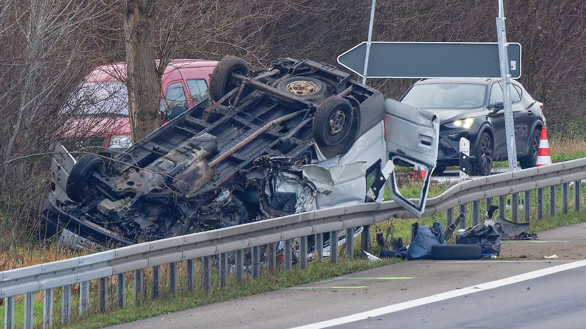 Transporter-berschl-gt-sich-Zwei-Tote-bei-schwerem-Unfall-auf-der-A44