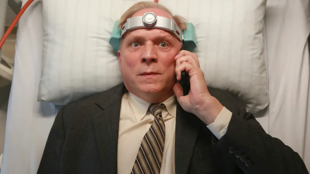 ARD-HR-TATORT-MUROT-UND-DER-ELEFANT-IM-RAUM-Fernsehfilm-Deutschland-2025-Regie-Dietrich-Brueggemann-am-Sonntag-28-12-25-um-20-15-Uhr-im-ERSTEN-und-in-der-ARD-Mediathek-Felix-Murot-Ulrich-Tukur-HR-Senator-Film-Dietrich-Brueggemann-honorarfrei-Verwendung-gemaess-der-AGB-im-engen-inhaltlichen-redaktionellen-Zusammenhang-mit-genannter-HR-Sendung-bei-Nennung-Bild-HR-Senator-Film-Dietrich-Brueggemann-S2