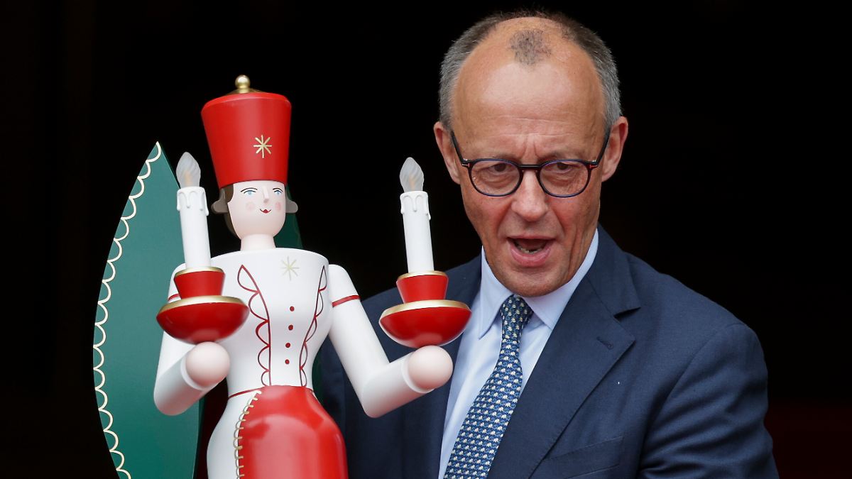 Wichteln-gegen-P-ckchenflut-Kanzler-Merz-feiert-traditionelle-Weihnachten-im-Sauerland