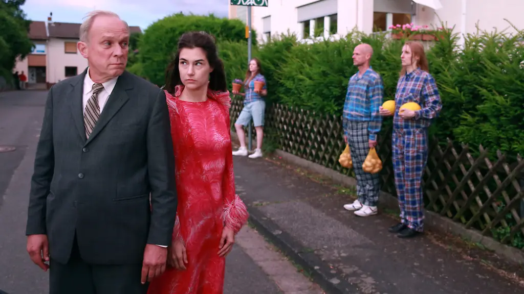 ARD-HR-TATORT-MUROT-UND-DER-ELEFANT-IM-RAUM-Fernsehfilm-Deutschland-2025-Regie-Dietrich-Brueggemann-am-Sonntag-28-12-25-um-20-15-Uhr-im-ERSTEN-und-in-der-ARD-Mediathek-Felix-Murot-Ulrich-Tukur-und-Eva-Huetter-Nadine-Dubois-HR-Senator-Film-Dietrich-Brueggemann-honorarfrei-Verwendung-gemaess-der-AGB-im-engen-inhaltlichen-redaktionellen-Zusammenhang-mit-genannter-HR-Sendung-bei-Nennung-Bild-HR-Senator-Film-Dietrich-Brueggemann-S2