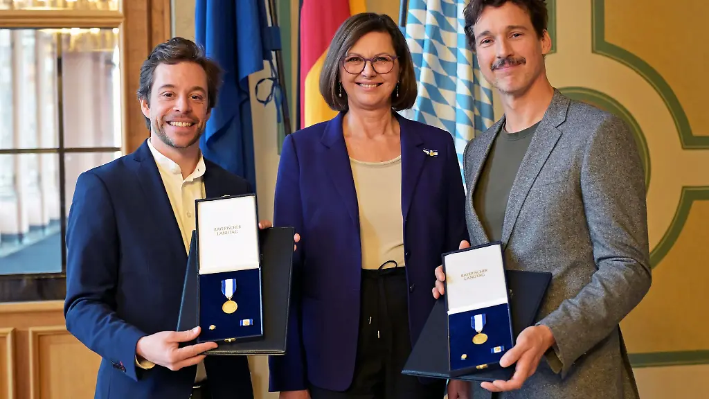 Landtagspraesidentin-Ilse-Aigner-CSU-zeichnet-Tobias-Krell-und-Florian-David-Fitz-bei-einem-Nachholtermin-mit-dem-Bayerischen-Verfassungsorden-aus