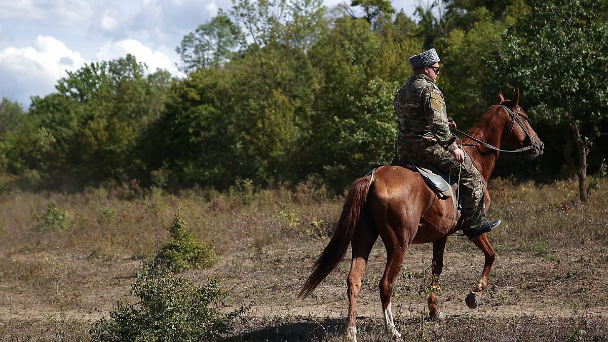 An-der-Front-angetroffen-Ukrainische-Armee-greift-reitende-russische-Soldaten-an
