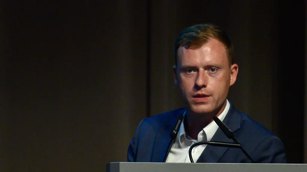 Jan-Wenzel-Schmidt-AfD-spricht-auf-dem-Parteitag-zu-den-Delegierten-Auf-dem-Parteitag-soll-der-Landesvorstand-der-AfD-Sachsen-Anhalt-gewaehlt-werden