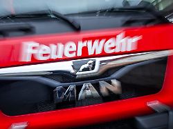 Rheinland-Pfalz & Saarland: Brand in Mehrfamilienhaus behindert Verkehr auf B42