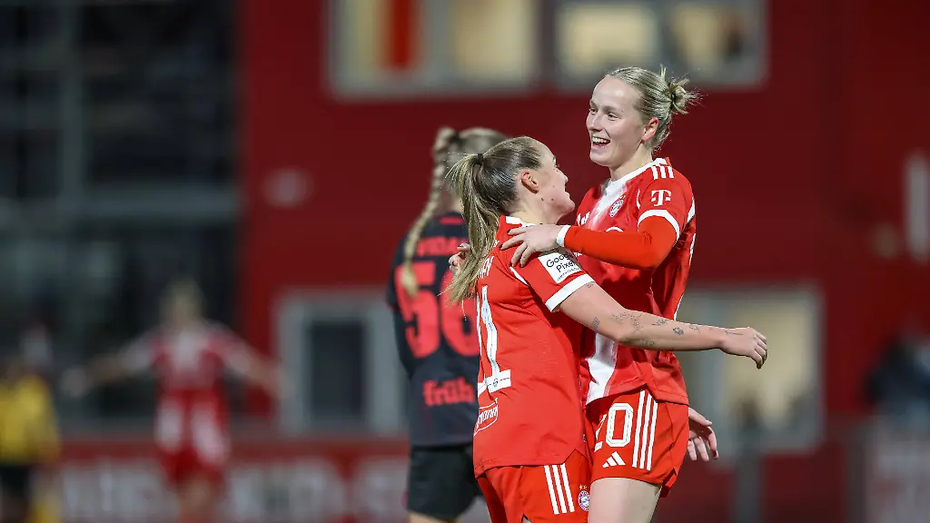 GER-Leverkusen-Bayer-Leverkusen-vs-FC-Bayern-Muenchen-Google-Pixel-Frauen-Bundesliga-Fussball-DFB-Spielzeit-2025-2026-Ulrich-Haberland-Stadion-14-Spieltag-im-Bild-Franziska-Kett-Bayern-Muenchen-20-erzielt-das-0-1-im-Tor-Jubel-und-Freude-Emotionen-DFB-DFL-REGULATIONS-PROHIBIT-ANY-USE-OF-PHOTOGRAPHS-AS-IMAGE-SEQUENCES-AND-OR-QUASI-VIDEO-22-12