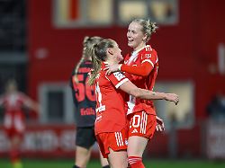 Lea Schüller vor Abschied?: FC Bayern krönt brillantes Jahr mit Elfmeter-Festival in Leverkusen