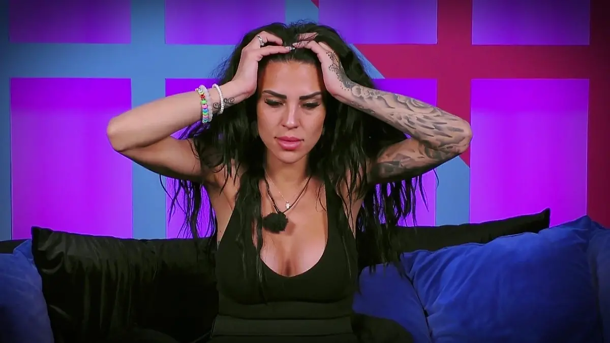 Elena-ist-verwirrt-Die-Verwendung-des-sendungsbezogenen-Materials-ist-nur-mit-dem-Hinweis-und-Verlinkung-auf-RTL-gestattet