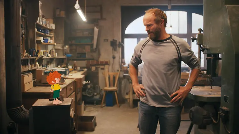 Beim-Streamingdienst-RTL-startet-am-4-Dezember-2025-die-zweite-Staffel-der-Serie-Neue-Geschichten-vom-Pumuckl-wieder-mit-Maximilian-Brueckner-r-als-Meister-Eder-und-Maxi-Schafroth-als-Stimme-des-Kobolds-undatierte-Filmszene