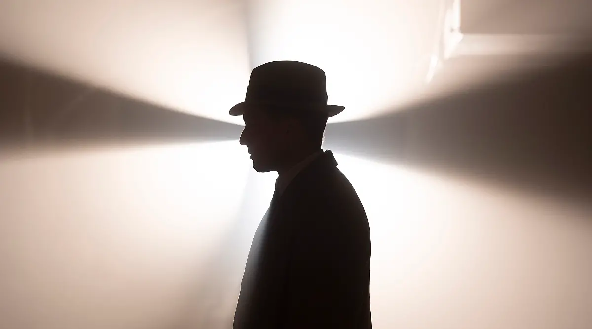 ARD-Degeto-BABYLON-BERLIN-Fuenfte-und-letzte-Staffel-der-Eventserie-Gereon-Rath-Volker-Bruch-Frederic-Batier-X-Filme-Creative-Pool-ARD-Degeto-Film-SWR-WDR-Radio-Bremen-Beta-Film-honorarfrei-Verwendung-gemaess-der-AGB-im-engen-inhaltlichen-redaktionellen-Zusammenhang-mit-genannter-Degeto-Sendung-und-bei-Nennung-Bild-Frederic-Batier-X-Filme-Creative-Pool-ARD-Degeto-Film-SWR-WDR-Radio-Bremen-Beta-Film-S2-ARD-Degeto-Programmplanung-und-Presse-Tel-069-1509-335-degeto-presse-degeto