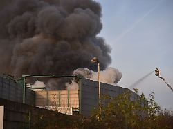 Nordrhein-Westfalen: Brand im Krefelder Hafen gelöscht - Rauchwolke zieht ab