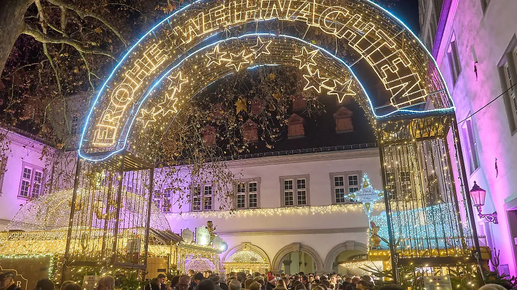 Der-Weihnachtsmarkt-in-Koblenz-bleibt-auch-nach-Heiligabend-noch-geoeffnet