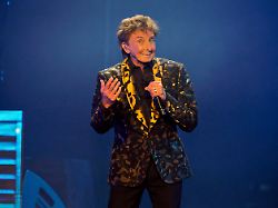Konzerte verschoben: Barry Manilow an Lungenkrebs erkrankt