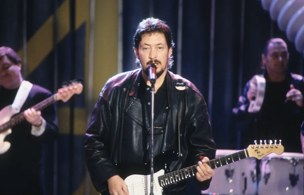 Chris-Rea-Saenger-03-90-vZ-Chris-Rea-in-Nase-vorn-ZDF-im-November-1990-Mann-Englaender-England-englisch-Grossbritannien-Musik-Gesang-Pop-Rock-Gitarrist-Komponist-Liedermacher-Instrument-Gitarre-Auftritt-Gig-live-Konzert-Mikrofon-Buehne-Buehnenbild-Kulisse-Fernsehen-TV-english-guitar-player-singer-songwriter-guitarist-kurzhaarig-dunkelhaarig-Lederjacke-Schnurbart-Schnaeuzer-quer-halb-stehend-spielend-singend-neutral
