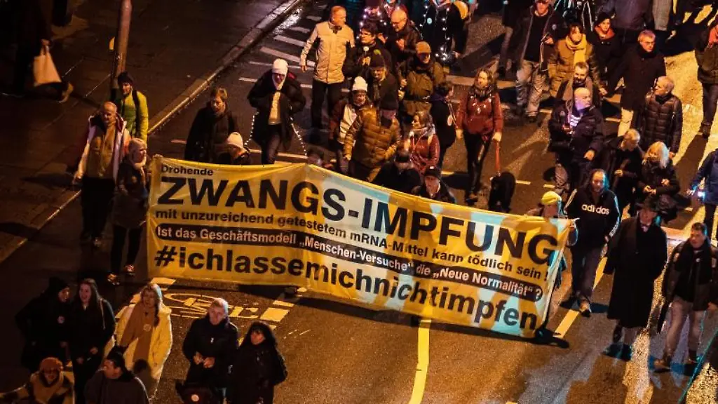 Menschen-demonstrieren-am-Silvesterabend-in-Stuttgart-gegen-die-Corona-Politik