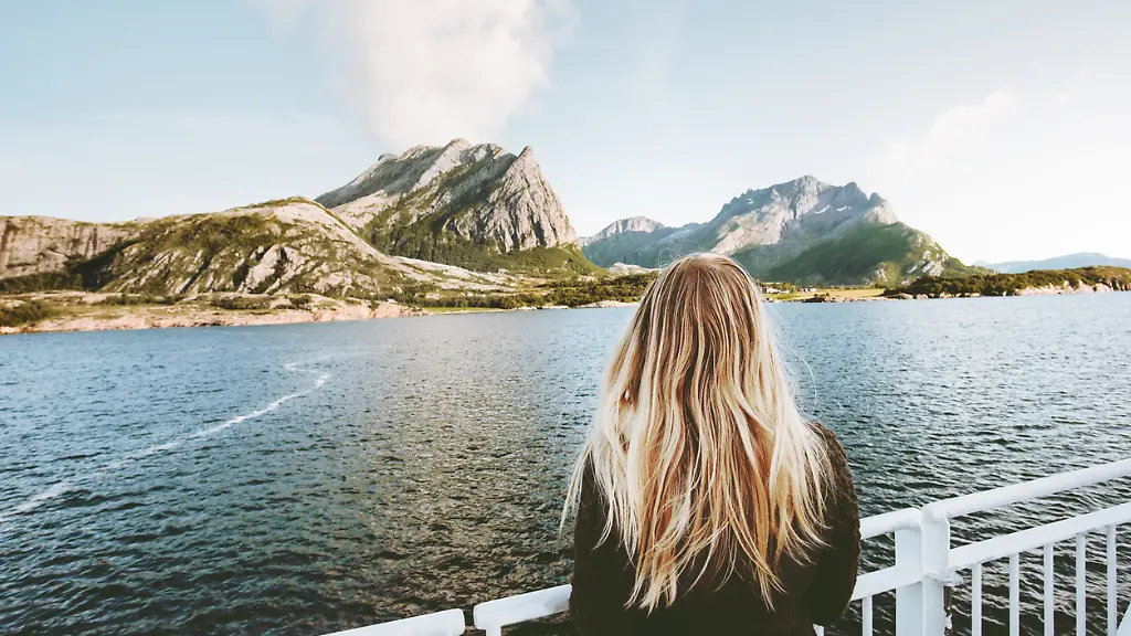 Fjordpanorama-statt-Alltag-Auf-der-Nordland-Route-zeigt-sich-Norwegen-von-seiner-dramatischen-Seite
