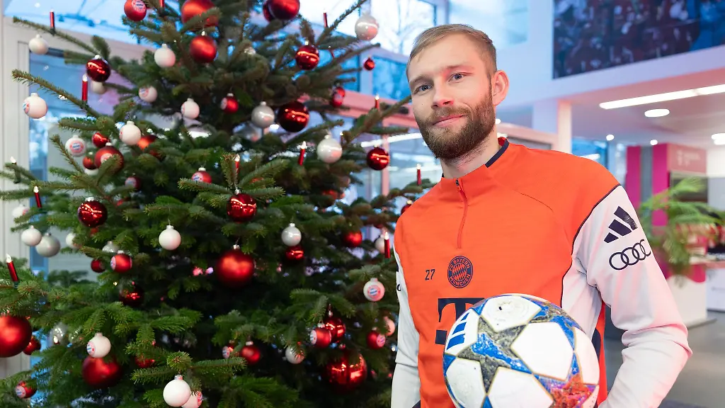 Konrad-Laimer-freut-sich-ueber-eine-Auszeichnung-aus-der-Heimat