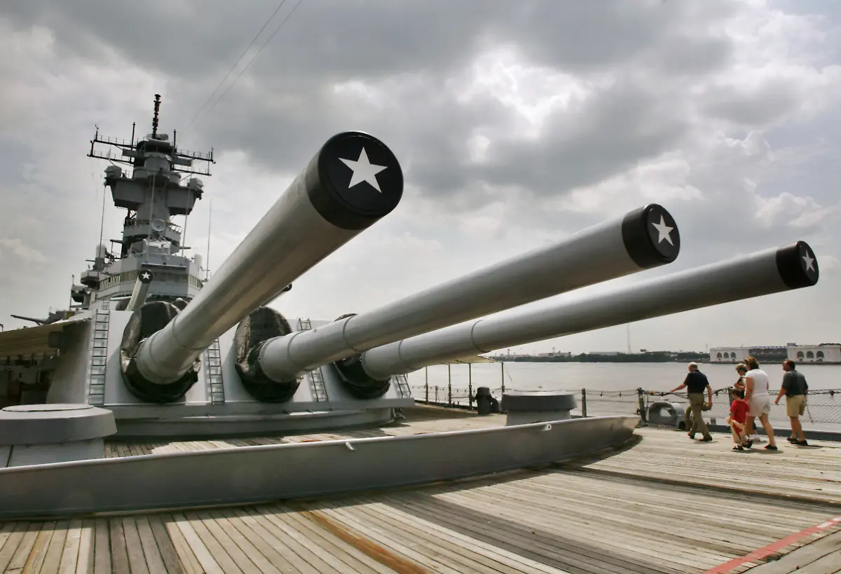 The-big-16-in-guns-of-the-battleship-USS-New-Jersey-loom-now-a-museum-ship-in-Camden-New-Jersey-August-8-2003-USS-New-Jersey-was-decommissioned-for-the-last-time-in-1991-after-serving-a-total-of-21-years-in-the-active-fleet-and-seeing-action-in-WWII-the-Korean-War-the-Vietnam-War-the-Lebanese-Civil-War-and-the-Persian-Gulf-War