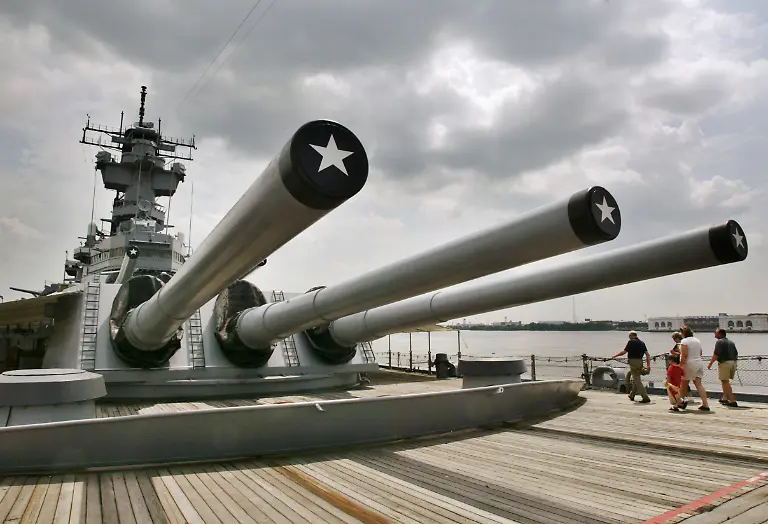 The-big-16-in-guns-of-the-battleship-USS-New-Jersey-loom-now-a-museum-ship-in-Camden-New-Jersey-August-8-2003-USS-New-Jersey-was-decommissioned-for-the-last-time-in-1991-after-serving-a-total-of-21-years-in-the-active-fleet-and-seeing-action-in-WWII-the-Korean-War-the-Vietnam-War-the-Lebanese-Civil-War-and-the-Persian-Gulf-War