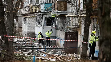 epi_1007212224_REUTERSFOTO_2025-12-23T080243Z 11482657 RC27MIABGY9Q RTRMADP 3 UKRAINE-CRISIS-ATTACK-KYIV.JPG_Emergency responders