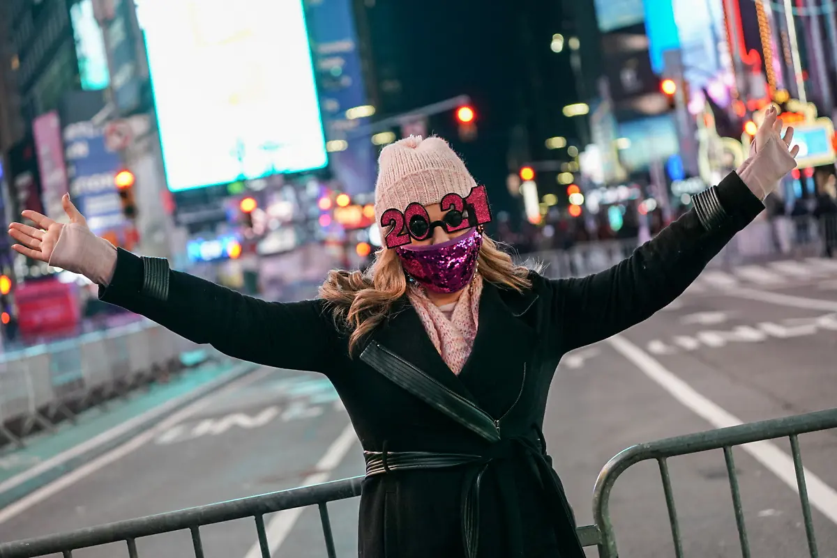 2021-01-01T034233Z-1304878989-RC2RYK98UYFX-RTRMADP-3-NEW-YEAR-USA-NEW-YORK-CELEBRATIONS