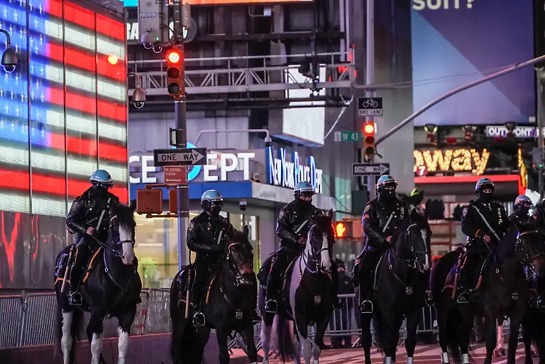 2021-01-01T034233Z-1829113429-RC2RYK9YC3D4-RTRMADP-3-NEW-YEAR-USA-NEW-YORK-CELEBRATIONS