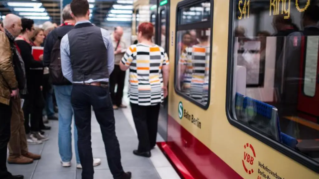 Besucher-begutachten-eine-S-Bahn-der-Baureihe-483-484-in-der-Hauptwerkstatt-in-Berlin-Schoeneweide