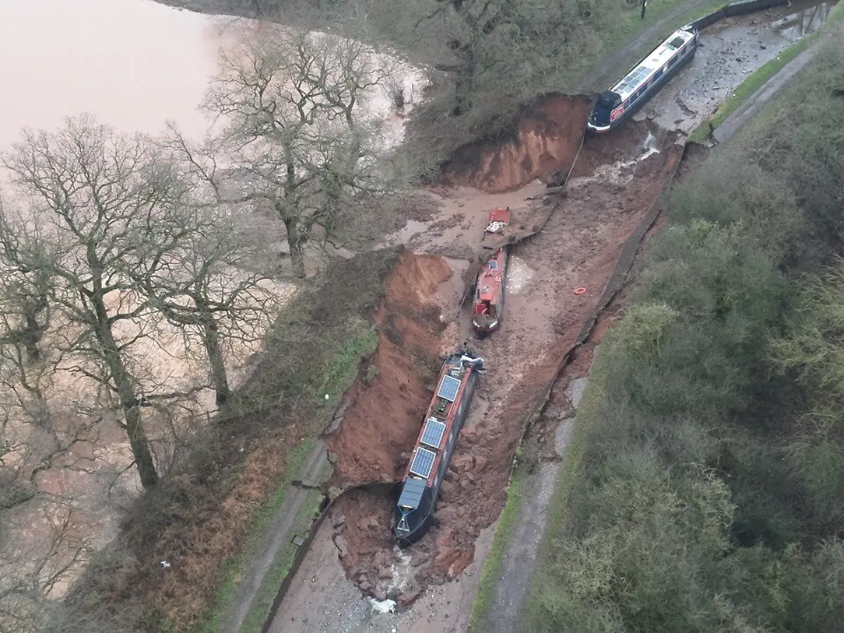 Boats-lie-stranded-after-a-collapse-of-a-section-of-the-Shropshire-Union-Canal-caused-by-a-sinkhole-that-drained-large-volumes-of-water-into-the-surrounding-land-according-to-local-police-and-emergency-services-reports-near-Chemistry-Whitchurch-Britain-December-22-2025-Shropshire-Fire-and-Rescue-Service-via-REUTERS-THIS-IMAGE-HAS-BEEN-SUPPLIED-BY-A-THIRD-PARTY-MANDATORY-CREDIT-NO-RESALES-NO-ARCHIVES