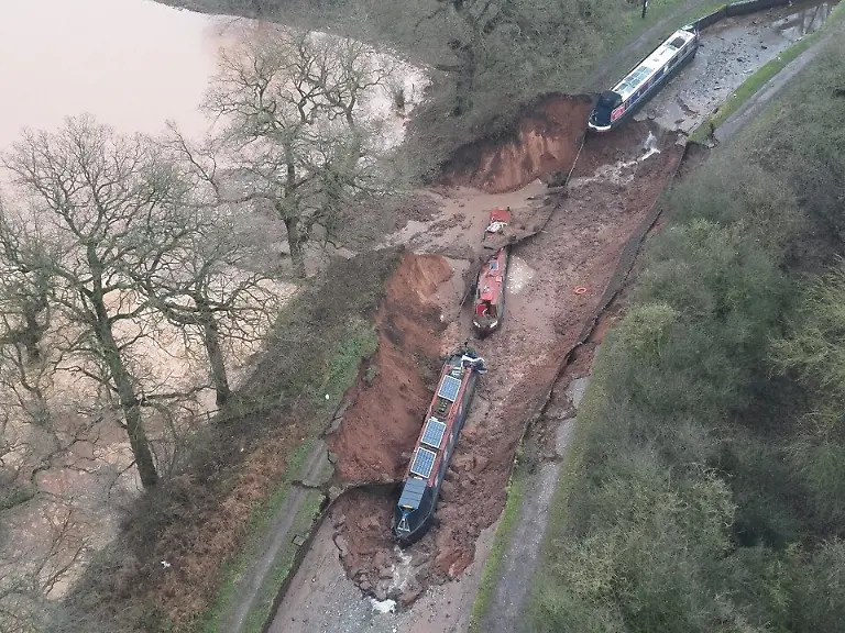 Boats-lie-stranded-after-a-collapse-of-a-section-of-the-Shropshire-Union-Canal-caused-by-a-sinkhole-that-drained-large-volumes-of-water-into-the-surrounding-land-according-to-local-police-and-emergency-services-reports-near-Chemistry-Whitchurch-Britain-December-22-2025-Shropshire-Fire-and-Rescue-Service-via-REUTERS-THIS-IMAGE-HAS-BEEN-SUPPLIED-BY-A-THIRD-PARTY-MANDATORY-CREDIT-NO-RESALES-NO-ARCHIVES