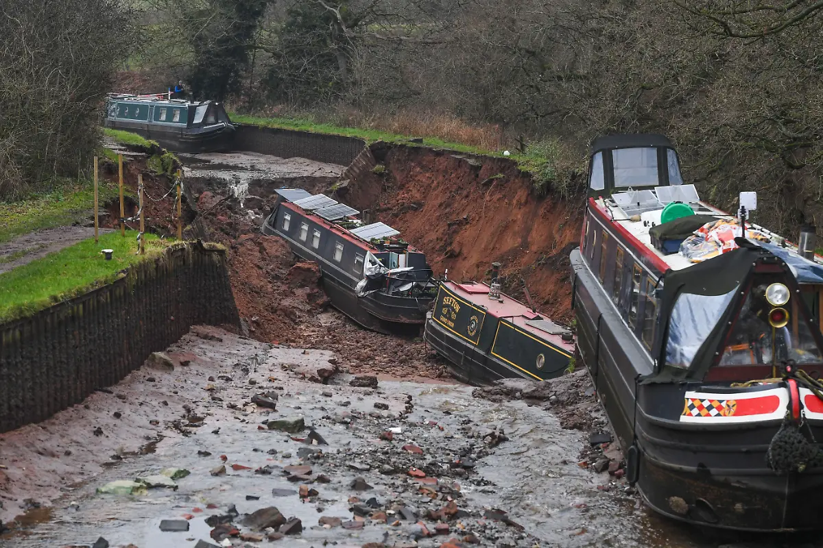Whitchurch-sinkhole-The-scene-in-Whitchurch-Shropshire-where-emergency-services-have-declared-a-major-incident-after-receiving-reports-at-4-22am-this-morning-of-a-sinkhole-causing-large-volumes-of-water-to-escape-onto-land-in-the-Chemistry-area-of-Whitchurch-Ten-people-have-been-helped-to-safety-after-a-50-metre-long-sinkhole-breached-a-canal-in-Shropshire-leaving-several-narrow-boats-stranded-Picture-date-Monday-December-22-2025