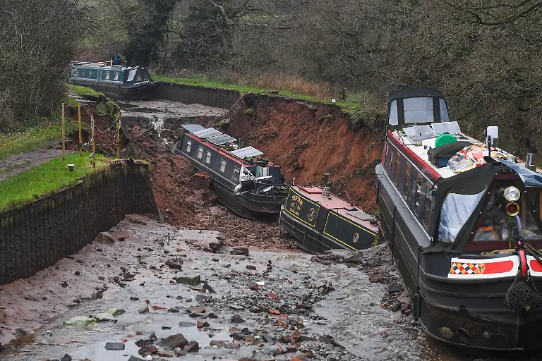 Whitchurch-sinkhole-The-scene-in-Whitchurch-Shropshire-where-emergency-services-have-declared-a-major-incident-after-receiving-reports-at-4-22am-this-morning-of-a-sinkhole-causing-large-volumes-of-water-to-escape-onto-land-in-the-Chemistry-area-of-Whitchurch-Ten-people-have-been-helped-to-safety-after-a-50-metre-long-sinkhole-breached-a-canal-in-Shropshire-leaving-several-narrow-boats-stranded-Picture-date-Monday-December-22-2025